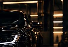 Carro em ambiente de estética automotiva